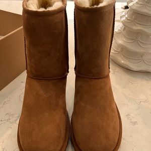 UGG Classic Short II Shearling Boot in Chestnut